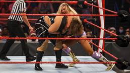 Ная Джакс и Шарлотт Флэр устроили шут-рестлинг во время матча на Raw