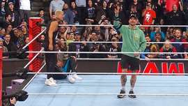 Видео: СМ Панк появился на ринге после выхода Raw из эфира; WWE поменяли планы на мейн-ивент Raw