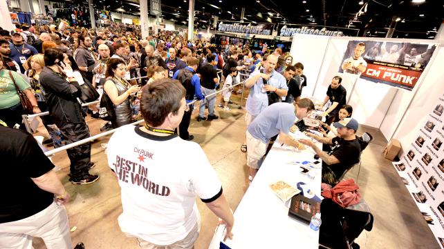 CM Punk посетил Wizard World Chicago Comic Con. 