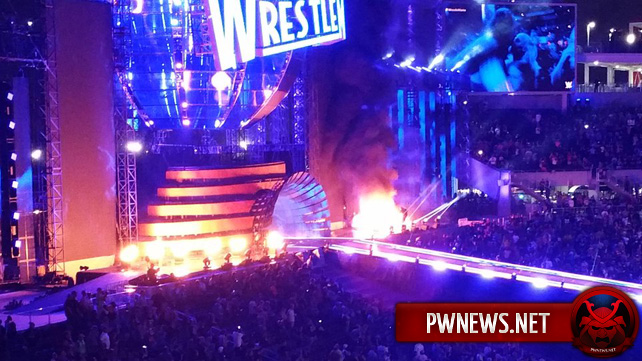 По окончанию последнего матча на Wrestlemania 33 загорелась рампа (фото; видео)