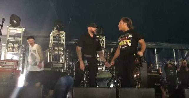 Пит Данн атаковал Марка Эндрюса во время концерта на фестивале Junior at Download