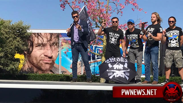 Bullet Club встретились с фанатами перед ареной сегодняшнего Raw (фото; видео)