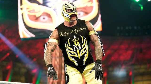 WWE вырезали христианский крест с маски Рэя Мистерио на шоу в Саудовской Аравии