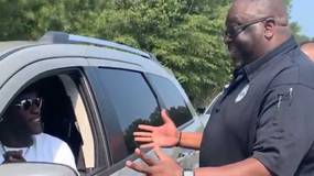 Видео: Офицер полиции остановил Р-Труфа посреди дороги, чтобы удержать его и забрать чемпионский титул