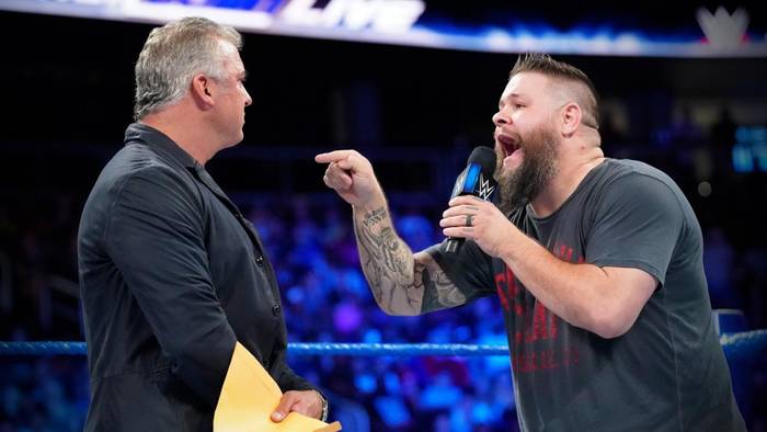 Шейн МакМэн приглашает Кевина Оуэнса на SmackDown, чтобы урегулировать судебный процесс