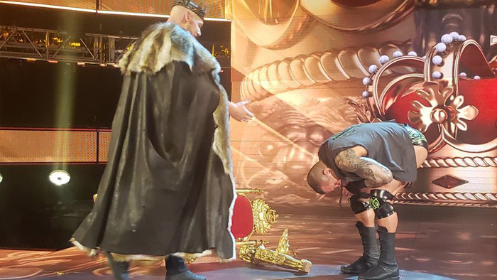Видео: Трон Короля Корбина сломался прямо во время прямого эфира Raw