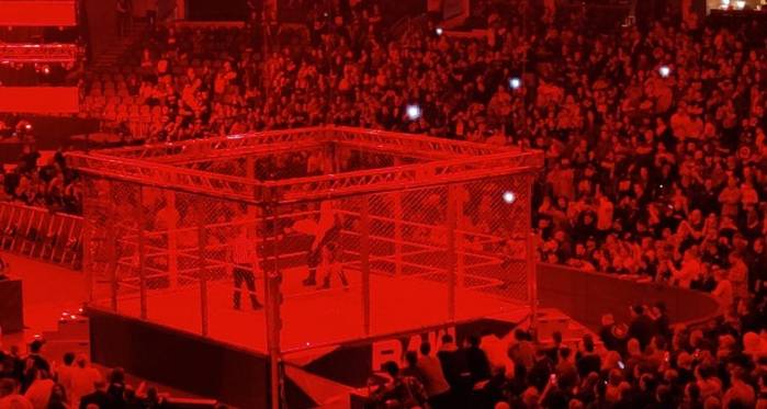Видео: Сет Роллинс провел матч против Брэя Уайатта внутри стальной клетки после выхода Raw из эфира