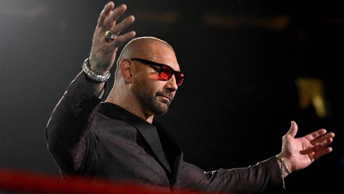 Как отсутствие СМ Панка повлияло на рейтинги Backstage; Батиста в отношениях со звездой WWE и другое