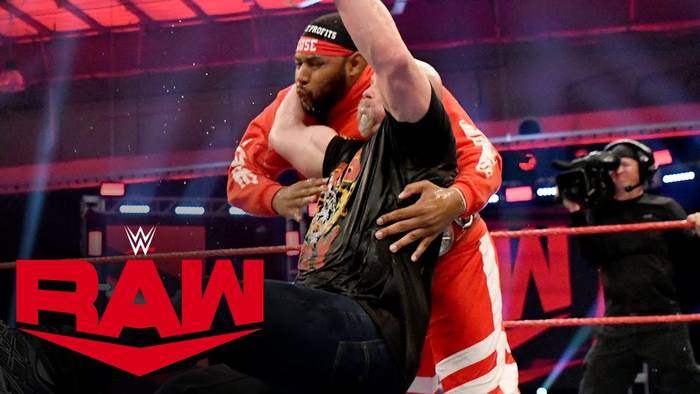 Видео: Командные чемпионы Raw Уличная Нажива получили по несколько Станнеров от Стива Остина после выхода шоу из эфира