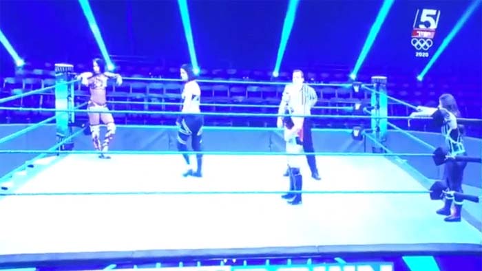 Видео: Рестлеры перестали драться во время рекламной паузы сегодняшнего SmackDown