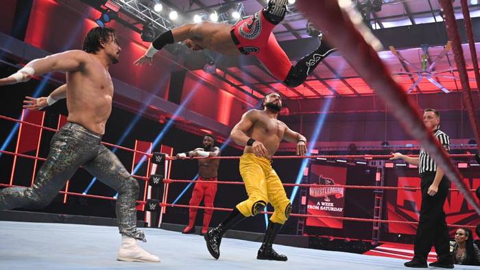 Командный матч на Raw закончился не по плану из-за сотрясения одного из участников