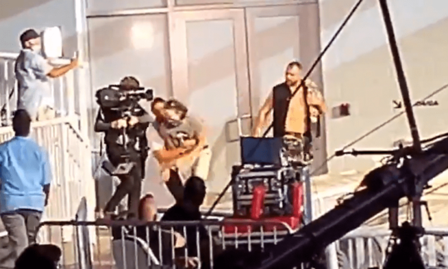 Видео: Фанат попытался напасть на Джона Моксли во время его выхода на All Out