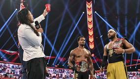 WWE могут вскоре объединить командные титулы Raw и SmackDown