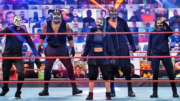 Retribution официально подписали контракт с WWE во время эфира Raw; Раскрыта часть участников группировки