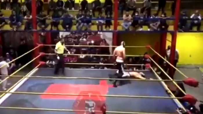 Видео: Мексиканский 26-летний рестлер Воздушный Принц умер прямо во время матча
