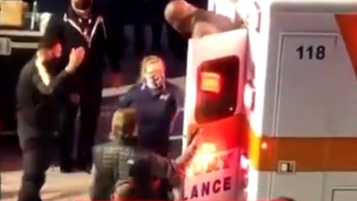 На видео попал момент, как Шакил О'Нил покинул машину скорой помощи во время последнего эфира Dynamite