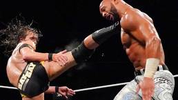 WWE штрафуют рестлеров за шлепок по ноге во время суперкика