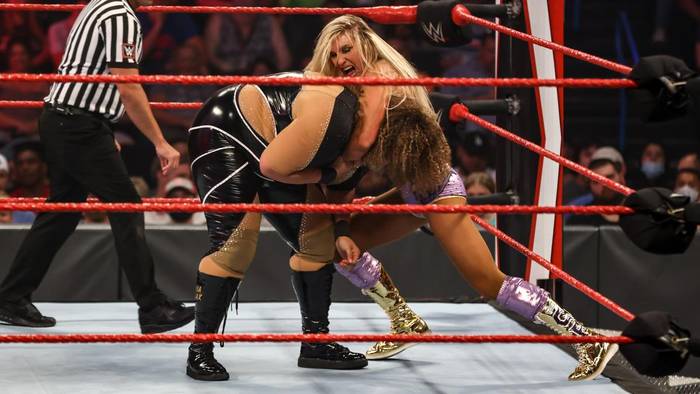 Ная Джакс и Шарлотт Флэр устроили шут-рестлинг во время матча на Raw