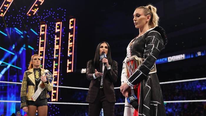Шарлотт Флэр покидала арену SmackDown в сопровождении охранников и другие подробности конфликта