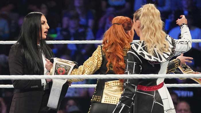 Шарлотт Флэр и Бекки Линч устроили скандал за кулисами после того, как отошли от сценария на SmackDown