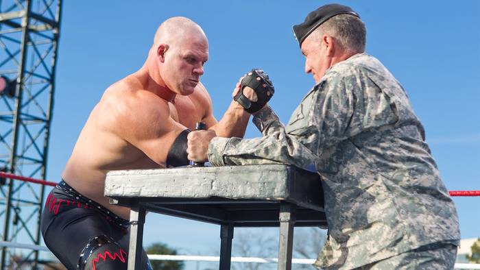 Четыре редких момента на Tribute to the Troops по версии WWE