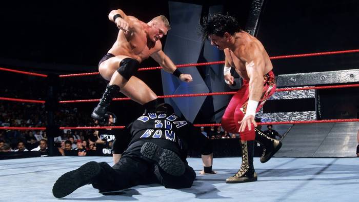 Четыре ранних случая по версии WWE, когда Брок Леснар принимал участие в командных матчах