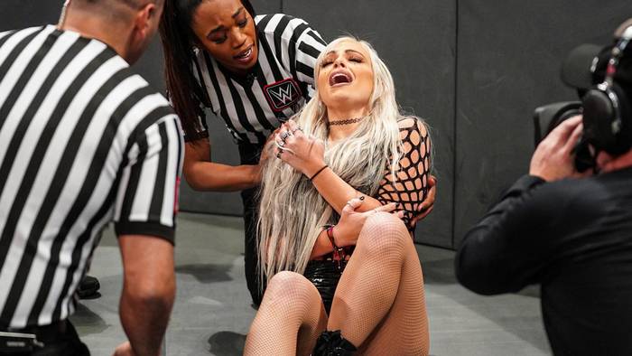 Лив Морган получила травму руки после нападения Бекки Линч на Raw