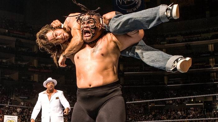 Пять моментов противостояния рестлеров и чудаков по версии WWE