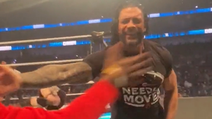 Видео: Роман Рейнс в темном матче после SmackDown отошел от образа для взаимодействия с фанатом
