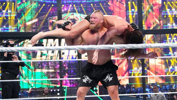 Брок Леснар отошел от сценария в титульной битве внутри клетки уничтожения на Elimination Chamber