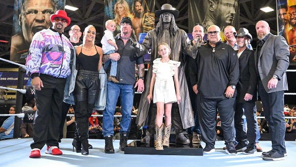 Фотоподборка: WWE представили статую Гробовщика (26 фото)