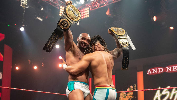 Командные чемпионы NXT UK вакантировали титулы на записях из-за травмы; Определились новые чемпионы