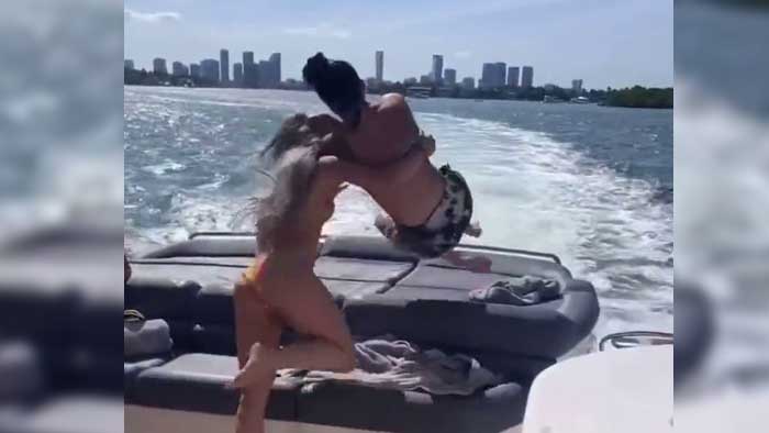 Видео: Лив Морган приняла RKO от Сони Девилль во время отдыха на яхте