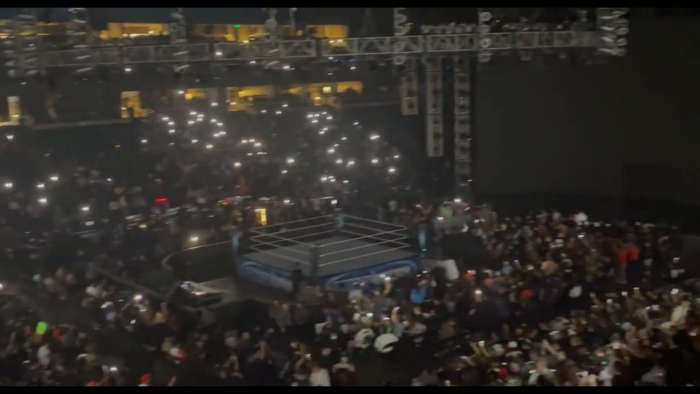 Видео: Что-то странное произошло во время рекламной паузы на SmackDown; Топовой звезде WWE сменят музыкальную тему?