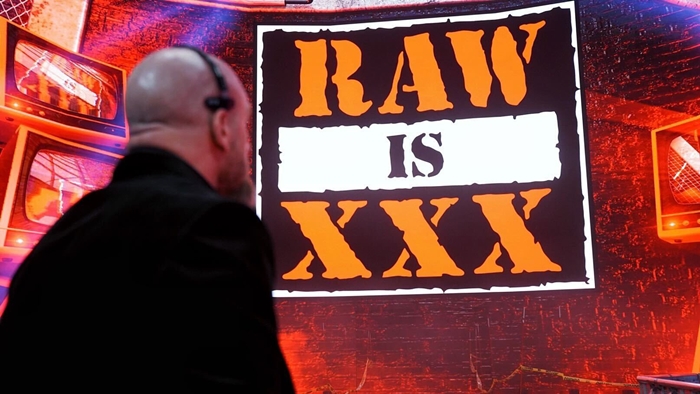 Бывший мировой чемпион совершил своё возвращение в WWE на 30-летии Raw; Сегмент с Bloodline сильно повлиял на планы шоу