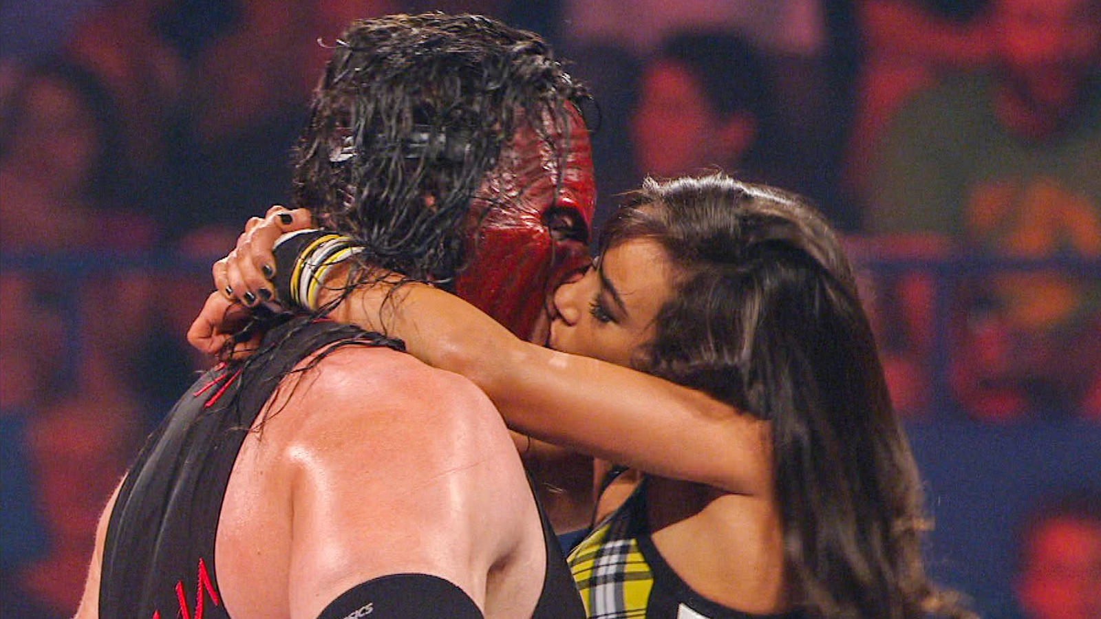 ТОП-10 неожиданных поцелуев по версии WWE