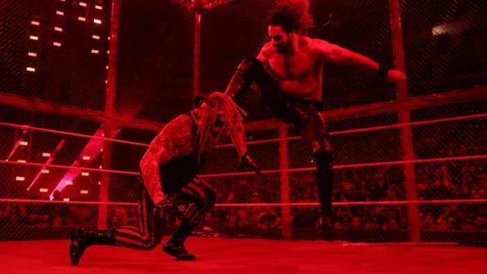 Бывший рестлер WWE вспомнил реакцию Винса МакМэна на концовку матча Роллинса и Уайатта на Hell in a Cell 2019