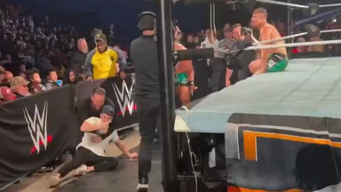 Видео: Фанат попытался атаковать Грейсона Уоллера на хаус-шоу; Рикошет вернулся на ринг после травмы