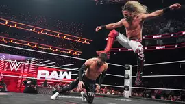 Бывший рестлер WWE раскритиковал рефери за ботч во время матча Роллинса и Балора на Raw