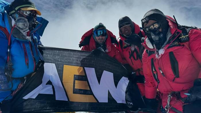 Дарби Аллин установил флаг AEW на вершине Эвереста