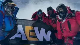Дарби Аллин установил флаг AEW на вершине Эвереста