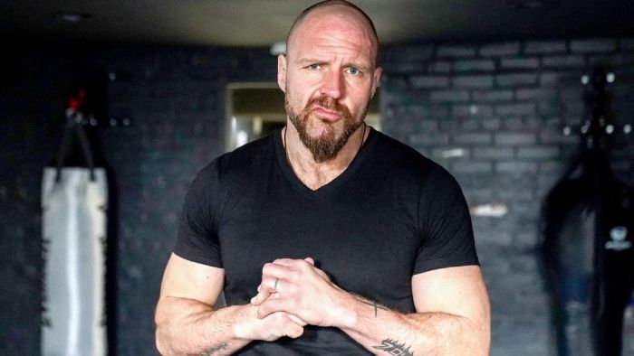 Бывший работник подал в суд на Джона Моксли и AEW за нанесение побоев