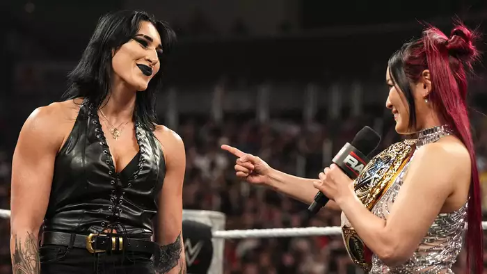 WWE объявили мейн-ивент Evolution; Букмекеры уверены в титульной смене на женском PLE и другое