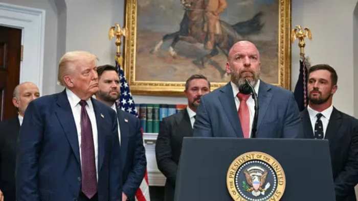 Дональд Трамп оценил бицепс Трипл Эйча на совете в Белом доме