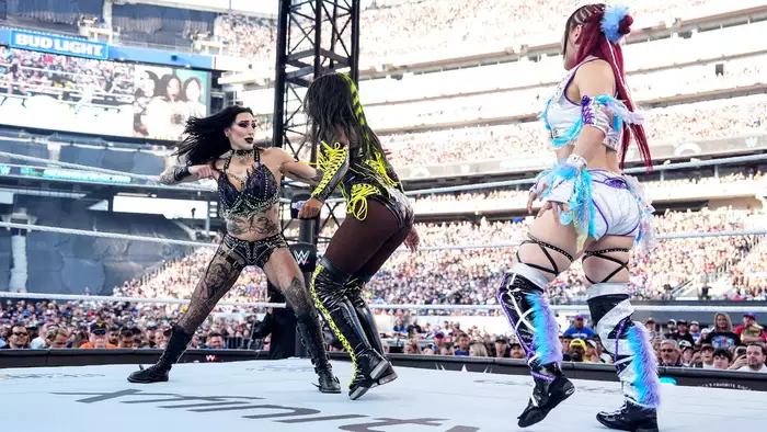 Чем закончился трёхсторонний женский матч в открытии второго дня SummerSlam 2025?; Появления произошли на PLE
