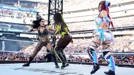 Чем закончился трёхсторонний женский матч в открытии второго дня SummerSlam 2025?; Появления произошли на PLE