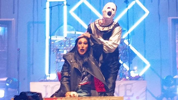 Видео: Клоун Арт «убил» Рию Рипли на фестивале Silver Scream Con