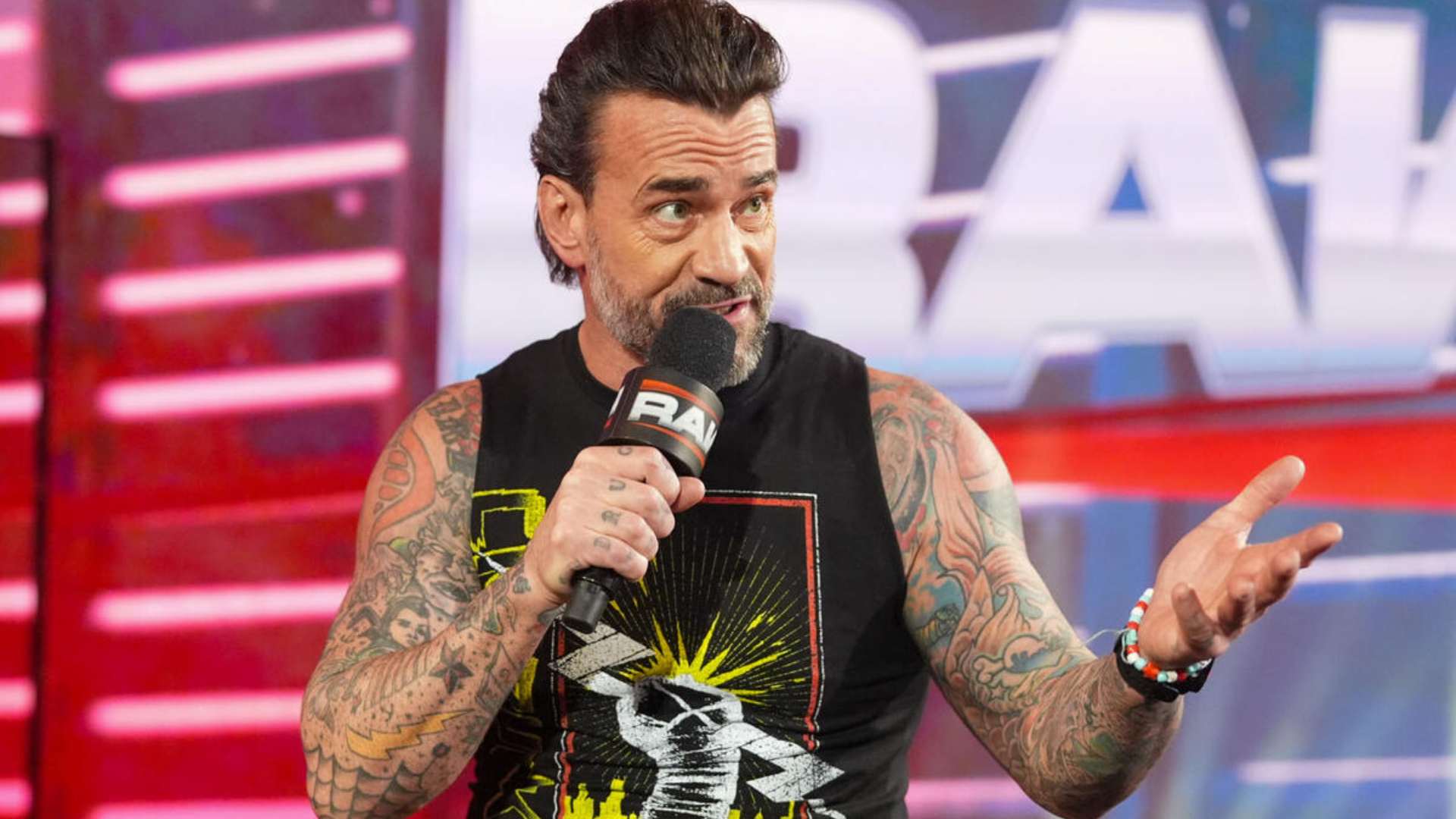 СМ Панк без слов ответил Кевину Нэшу на хаус-шоу за критику его внешнего вида