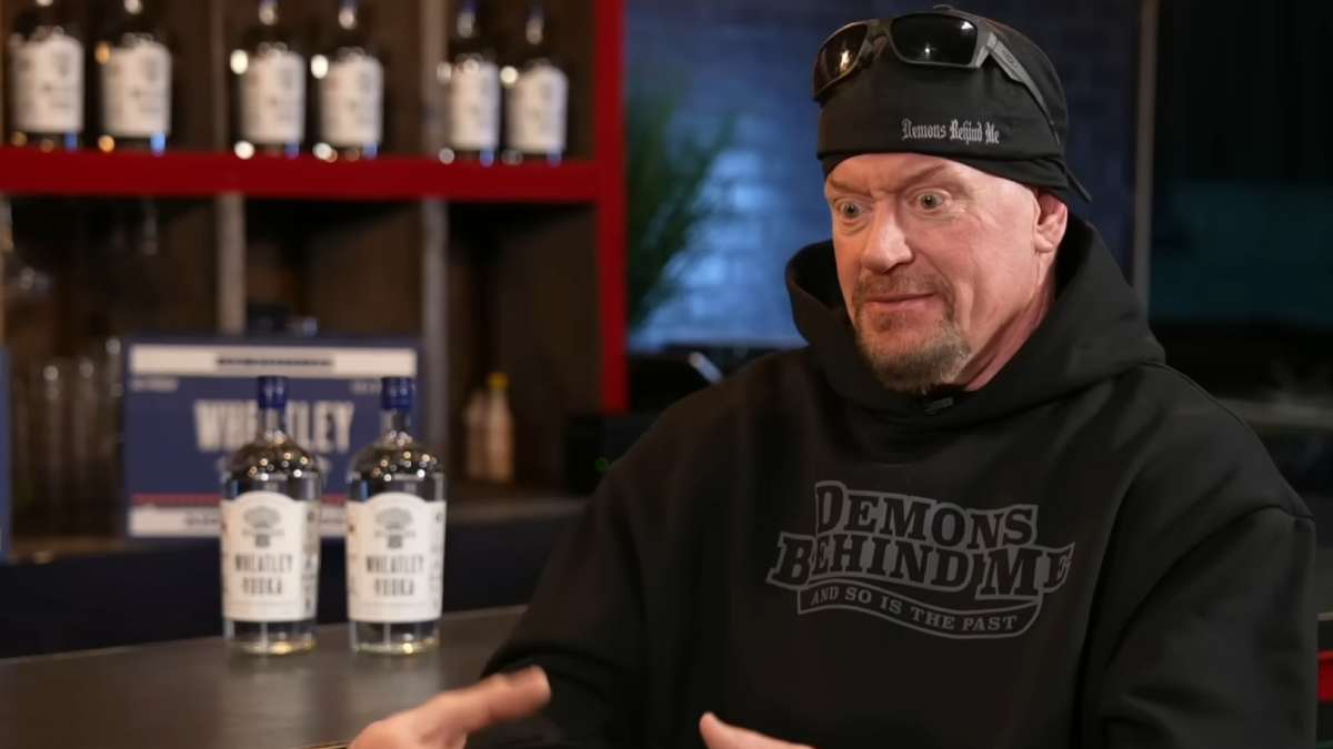 Гробовщик рассказал, откуда пошла странная традиция за кулисами полоскать горло виски