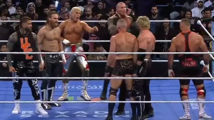 Чем закончился большой командный матч 4 на 4 в мейн-ивенте SmackDown в Саудовской Аравии?